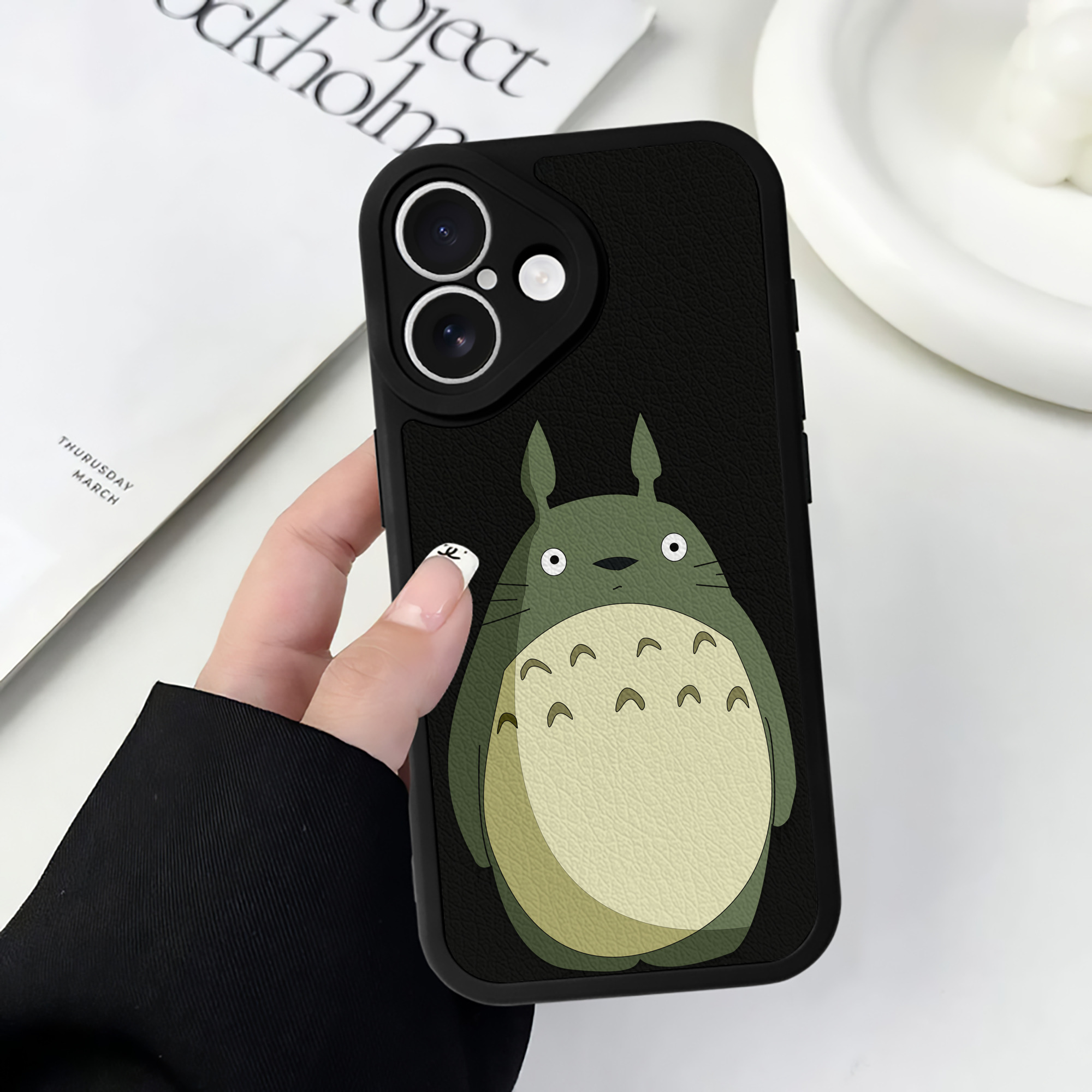 （画像用） となりのトトロ 草壁メイ 草壁サツキ My Neighbor Totoro Satsuki Kusakabe Mei Kusakabe 【iPhone 16シリーズ対応】シリコンスマホケース（レザー調） 材質：シリコン